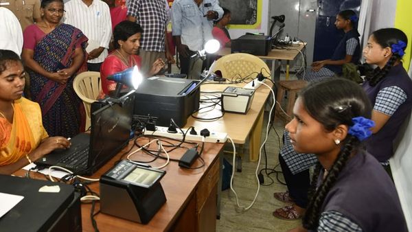 ஆதார் பயோமெட்ரிக்.. பெற்றோரின் கவலை தீரப்போகுது.. பள்ளி மாணவர்களுக்கு இந்திய அஞ்சல் துறை குட்நியூஸ்