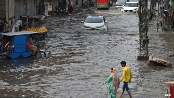 கண்ணீரில் பாகிஸ்தான்.. பாகிஸ்தான் வெள்ளத்தில் சிக்கி 320 பேர் பலி.. மக்களை மீட்க திணறும் அரசு