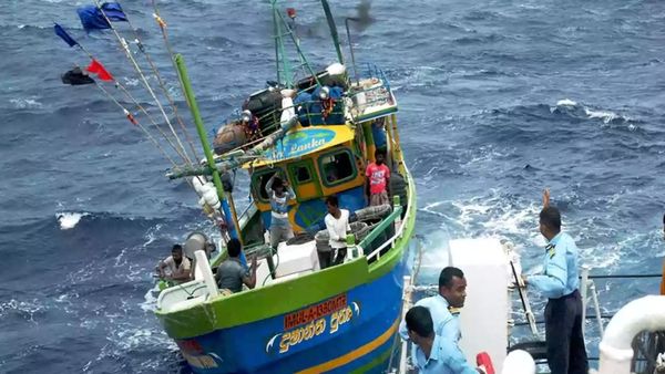 ராமேஸ்வரம் மீனவர்களை நடுக்கடலில் சிறை பிடித்த இலங்கை கடற்படை.. தங்கச்சி மடத்தில் கொந்தளிப்பு