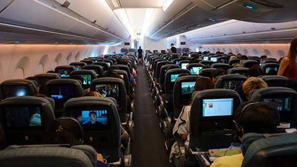 கோவை டூ சென்னை விமானம்.. பிரபல பெண் தொழில் அதிபருக்கு நடந்த சம்பவம்.. இளைஞர்கள் மீது போலீசில் புகார்