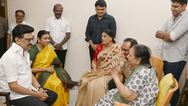 சர்ப்ரைஸ் கொடுத்த முதல்வர் ஸ்டாலின்.. பழம்பெரும் நடிகை எம்.என்.ராஜம் ஆசையை நிறைவேற்றினார்!