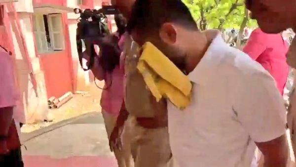 கவின் ஆணவக்கொலை வழக்கு: நீதிமன்றத்திற்கு வரும்போது முகத்தை மூடி அழுத கொலையாளி சுர்ஜித்!