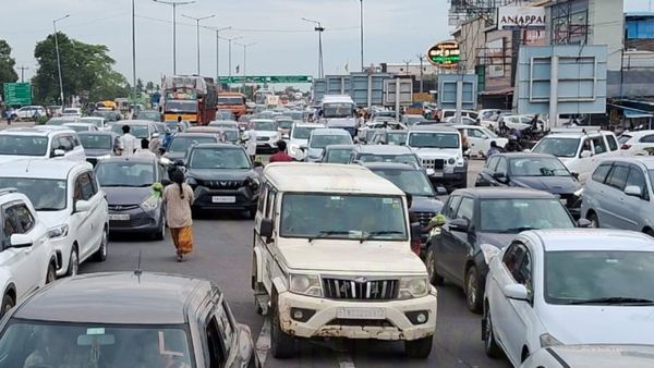 சென்னை திரும்பும் பொதுமக்கள்.. உளுந்தூர்பேட்டையை தாண்ட முடியுமா.. 2 கிமீ தூரம் போக்குவரத்து நெரிசல்!