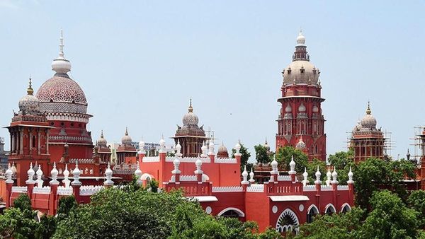 கடலூர் அருகே காவல் நிலையத்தில் நடந்த தவறு.. ஐந்து ஐபிஎஸ் அதிகாரிகளுக்கு சிக்கல்.. ஐகோர்ட் அதிரடி