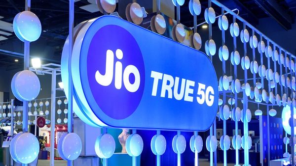 Jio: சத்தமில்லாமல் ஜியோ வைத்த ஆப்பு.. இனி ரீசார்ஜ் கட்டணம் எல்லாம் உயர போகுது! இப்படி ஆகிடுச்சே