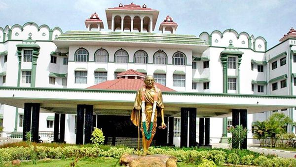 அனுமதியின்றி வைக்கப்பட்ட பேனர்களை அகற்றலைன்னா அதிகாரிகள் மீது கிரிமினல் நடவடிக்கை.. ஐகோர்ட் உத்தரவு!