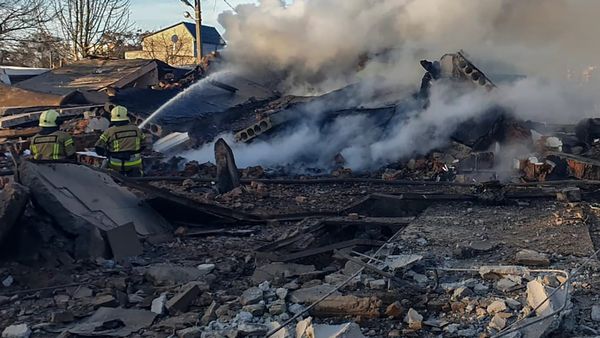 சல்லி சல்லியாக நொறுங்கிய கட்டிடங்கள்.. உக்ரைனை உருக்குலைய வைத்த ரஷ்யா! எங்கு பார்த்தாலும் அழுகுரல்!