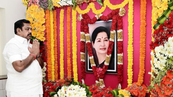 ஜெயலலிதாவ பாத்தாரு.. ஜெயலலிதாவா தன்னை நெனச்சிகிட்டாரு! இப்போ மாறிட்டாரு! குமுறும் அதிமுக சீனியர்கள்!