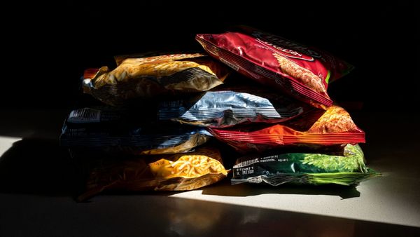 நூடுல்ஸ் சாப்பிடும் போது 