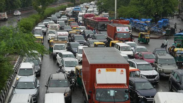 பழைய வண்டி ஓட்றீங்களா.. உங்களுக்கு கட்டணம் எவ்வளவு தெரியுமா? மத்திய அரசு அதிரடி உத்தரவு