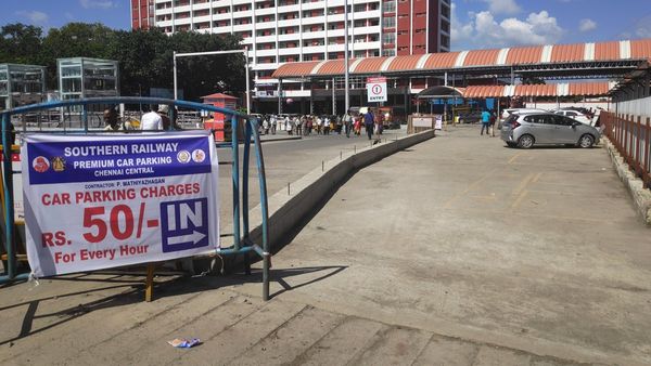 சென்ட்ரல் ரயில்வே ஸ்டேஷனில் காரை பார்க்கிங் பண்ண போறீங்களா.. மறந்தும் இந்த தப்பு பண்ணிடாதீங்க