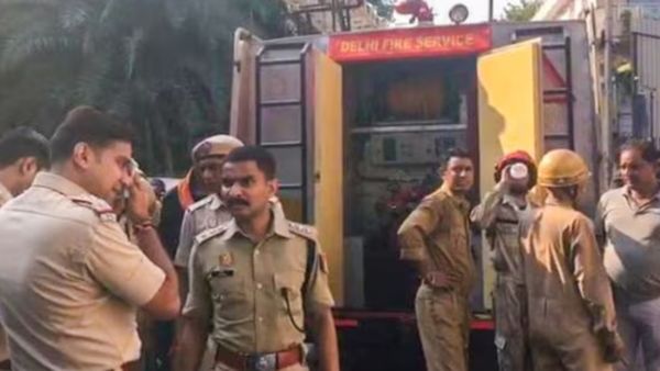 டெல்லியில் பயங்கர தீ விபத்து.. எலக்ட்ரானிக்ஸ் கடை ஊழியர்கள் 4 பேர் மூச்சுத்திணறி பலி!