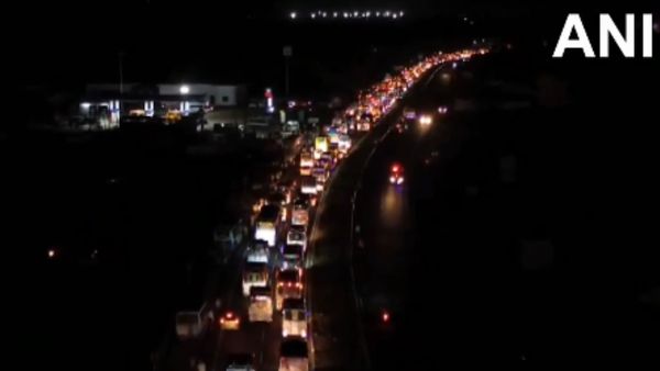 திணறிய மதுரை - தூத்துக்குடி நெடுஞ்சாலை.. தவெக மாநாடு முடிந்து ஒரே நேரத்தில் கிளம்பிய தொண்டர்கள் அவதி