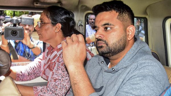 கதறி அழுத பிரஜ்வல் ரேவண்னா.. பாலியல் வழக்கில் ஆயுள் தண்டனை விதித்து கர்நாடக நீதிமன்றம் அதிரடி