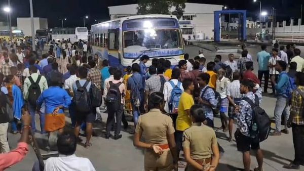 கிளாம்பாக்கத்தில் நள்ளிரவை தாண்டியும் குவிந்த கூட்டம்.. சொந்த ஊருக்கு படையெடுத்த சென்னைவாசிகள்