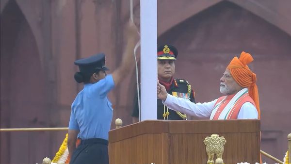 Independence Day 2025: செங்கோட்டையில் மூவர்ண கொடியை ஏற்றினார் பிரதமர் மோடி! நாடு முழுக்க சுதந்திர தின விழா கொண்டாட்டம்
