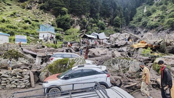 ஜம்மு காஷ்மீரில் திடீர் வெள்ளம்.. 65 பேர் பலி! காணாமல் போன 50 பேரை தேடும் பணிகள் தீவிரம்