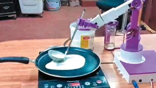 தோசைக்கு அரைக்கறீங்களா? தோசை மாவை கல்லில் ஊற்றி.. தோசையம்மா தோசை, இது ரோபோ சுட்ட தோசை! செம பெங்களூர்