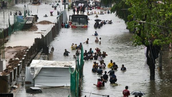 Mumbai Rain: மிதக்கும் மும்பை.. கேப் விடாமல் கொட்டி தீர்க்கும் கனமழை.. இன்றும் பறந்த அலர்ட்! பொதுமக்கள் அவதி