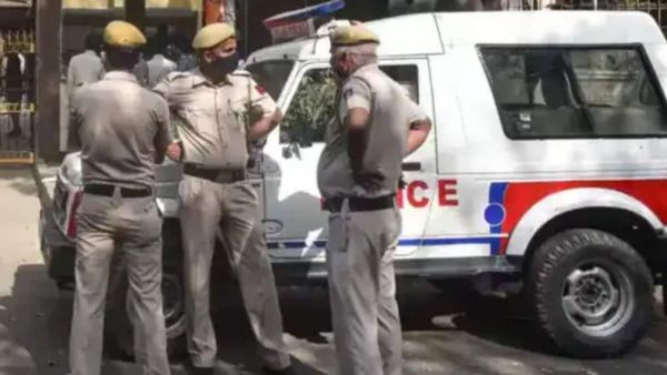 அதிகாலையில் வந்த வெடிகுண்டு மிரட்டல்.. அதிர்ந்து போன பள்ளி நிர்வாகம்! டெல்லியில் ஷாக்