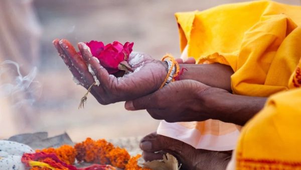 ஆவணி அமாவாசையில் தானம் செய்ய வேண்டிய பொருள் இதுதான்.. தவறியும் செய்யக்கூடாத செயல்கள் என்ன தெரியுமா