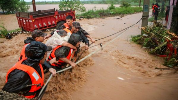 ஜம்மு காஷ்மீரில் வெளுத்தெடுத்த பேய்மழை.. வைஷ்ணவி கோவில் சென்ற பக்தர்கள் 41 பேர் பலி! தொடரும் மீட்பு