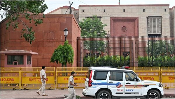 நாடாளுமன்றத்திற்குள் சுவர் ஏறி குதித்து நுழைந்த மர்ம நபர்.. சுற்றிவளைத்து பிடித்த வீரர்கள்!