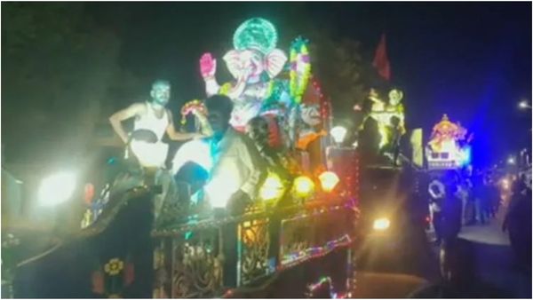 திண்டுக்கல்லில் விநாயகர் சிலை ஊர்வலத்தில்.. இருதரப்பினரிடையே கடும் மோதல்! சாலை மறியல்!