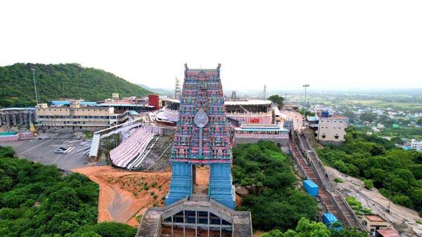 50 ஆயிரம் கடனுக்கு தினசரி 600.. திருத்தணியில் விடுதியில் அடைக்கப்பட்ட மனைவி.. கலங்கிய கணவன்