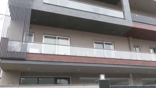 அதிகாலையில் பரபரப்பு! யூடியூப் பிரபலம் வீட்டில் துப்பாக்கி சூடு! 30+ குண்டுகள் பாய்ந்ததால் அதிர்ச்சி