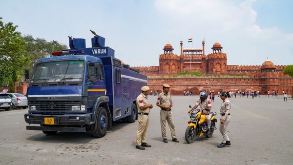 அதிகாலையில் பரபரப்பு! டெல்லி செங்கோட்டையில் 