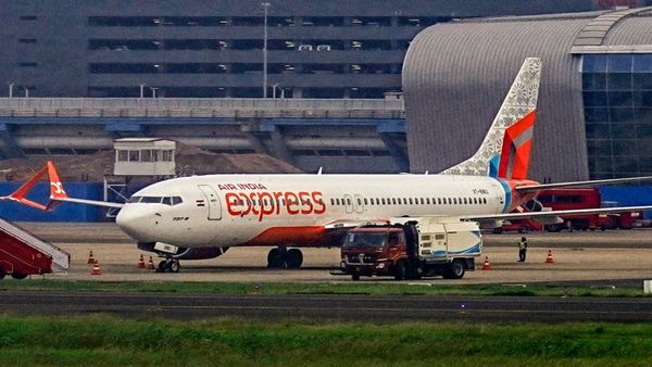 ஏர் இந்தியா விமானத்தில் திடீர் பரபரப்பு.. நடுவானில் விமானிகள் அறையில் நுழைய முயன்ற ஆசாமி! பகீர்