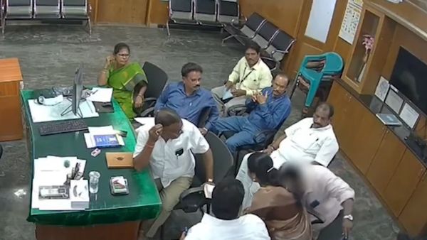 திண்டிவனம் திமுக பெண் கவுன்சிலரின் காலில் விழுந்து மன்னிப்பு கேட்ட பட்டியலின நகராட்சி ஊழியர்?