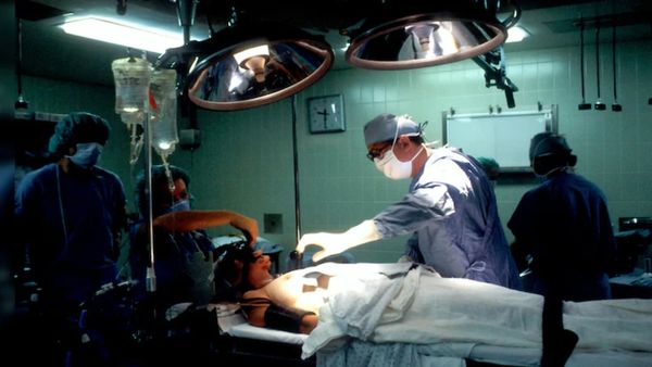 நர்ஸ் உடன் உடலுறவு.. அறுவை சிகிச்சைக்கு இடையே நோயாளியை விட்டுவிட்டு கிளம்பிய பாகிஸ்தான் மருத்துவர்