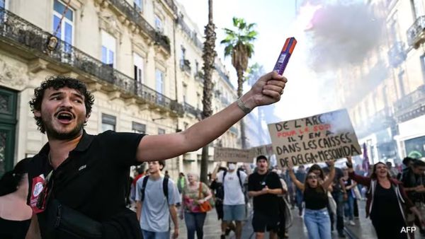 நேபாளத்தை போலவே பிரான்சிலும் வீதியில் இறங்கிய பொதுமக்கள்.. போராட்டம் தீவிரம்! தீ வைப்பு. என்ன காரணம்?