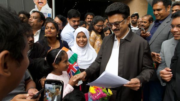 இங்கிலாந்து சென்றார் முதல்வர் ஸ்டாலின்.. “தமிழர்களின் பாசத்தால் அரவணைக்கப்பட்டேன்”.. நெகிழ்ச்சி!