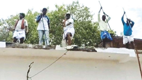 கள்ளக்குறிச்சியில் ஆக்கிரமிப்புகளை இடித்த கிராம மக்கள்.. அரசு மருத்துவமனை முன்பு அதிரடியாக சம்பவம்