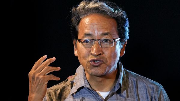 Sonam Wangchuk: லடாக் போராட்டத்தில் வெடித்த வன்முறை.. சமூக ஆர்வலர் சோனம் வாங்சுக் தேசிய பாதுகாப்பு சட்டத்தில் கைது!