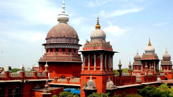 கொடிக்கம்பம் விவகாரம்: தமிழக அரசுக்கு பாராட்டு.. அதிகாரிகளுக்கு எச்சரிக்கை விடுத்த ஐகோர்ட்!