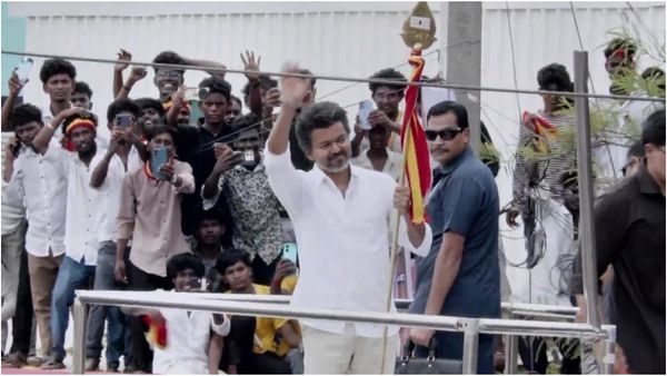 வெளிநாட்டு முதலீடா அல்லது வெளிநாடுகளில் முதலீடா? மக்கள் முன் நேரடியாக கேட்ட விஜய்.. அதிர்ந்த நாகை!