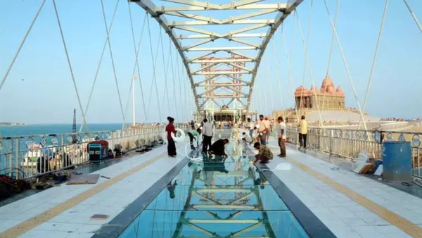 கண்ணாடி இழைப் பாலத்தில் விழுந்த சுத்தியல்.. விரிசலுக்கு காரணம் இது தான்! அமைச்சர் எவ வேலு விளக்கம்