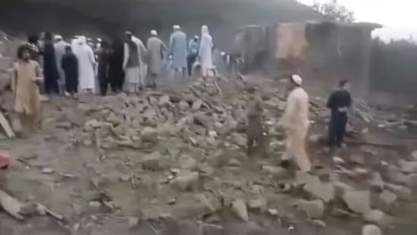 பயங்கரவாதிகளை தாக்குவதாக கூறி.. சொந்த நாட்டு மக்கள் 30 பேரை கொன்று குவித்த பாகிஸ்தான் விமானப்படை