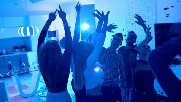 பிரபலத்தின் பங்களாவில் நடக்கும் கலைச்சேவை பார்ட்டிகள்? சொர்க்க பூமியில் கைமாறும் ஜோடிகள்? உண்மையா?