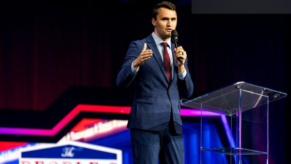 கல்லூரி கல்லூரியாக பாசிசத்தை பரப்பிய சார்லி! GUN கலாச்சரத்தை புகழ்ந்தவருக்கு.. துப்பாக்கியாலே மரணம்