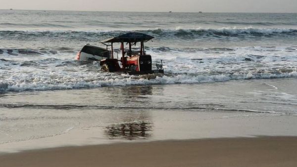 கடலினக்கறே போனோரே.. காரை கடலில் ஓட்டிய ஆசாமிகள்! கடலூரில் கலக்கிய மீனவர்கள்!