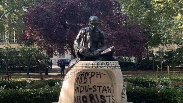 லண்டனில் மகாத்மா காந்தி சிலை உடைப்பு - அவமதிப்பு.. விஷமிகள் சதி வேலை.. இந்தியர்கள் கொதிப்பு