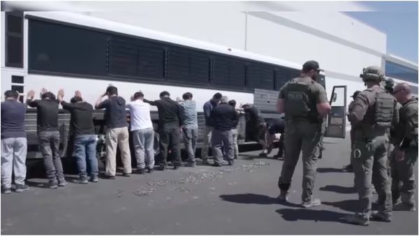 ஹுண்டாய் ஆலைக்குள் ரெய்டு.. தென்கொரியர்களை தேடித்தேடி கைது செய்த அமெரிக்க போலீஸ்!