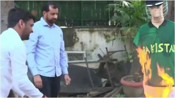 பாரத மாதாவை அவமானப்படுத்திய பாகிஸ்தானுடன் மேட்சா? பாக். வீரர் பொம்மையை எரித்த AAP தலைவர்