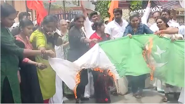 பாகிஸ்தானுடன் மேட்சா? கர்நாடகாவில் பாக். கொடியை எரித்து எதிர்ப்பு தெரிவித்த பொதுமக்கள்!