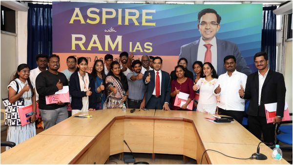நீங்களும் ஆகலாம் ஐஏஎஸ்! தமிழக மாணவர்களுக்கு இலவச ஆலோசனை வழங்கும் ராம்பிரசாத் மனோகர் IAS